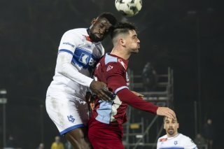 Duel aérien entre Mouanga et Nivokazi lors d'un match très serré KEYSTONE/TI-PRESS/Pablo Gianinazzi